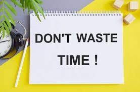 【毎日1分！英語の名言】人生を大事にしているなら、時間を無駄にするな。人生は時間の積み重ねなのだから。If you love life, don’t waste time, for time is （　　　） （　　　） is （　　　） up （　　）.～Bruce Lee ブルース・リー